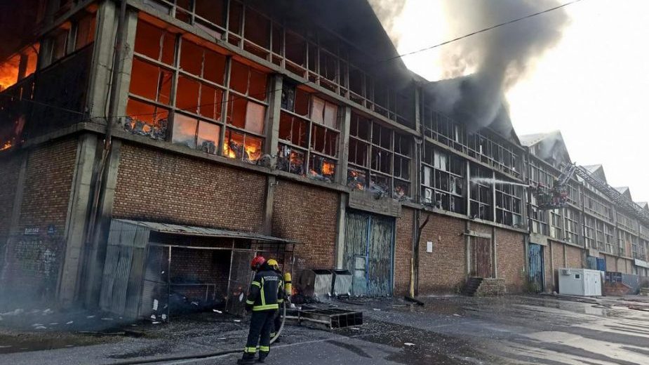Izbio veliki požar: Planuo magacin u Luci Beograd