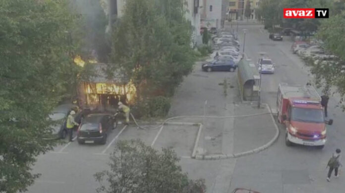 Haos u Sarajevu: Vatrena stihija progutala šadrvan, oštećeno pet vozila