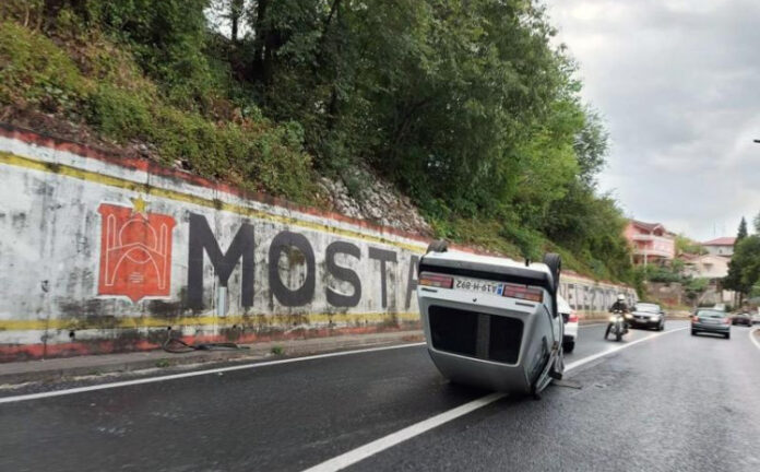 Nesreća u Mostaru: Golf se prevrnuo na krov
