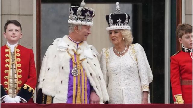 Kralj i kraljica na balkonu Bakingemske palate