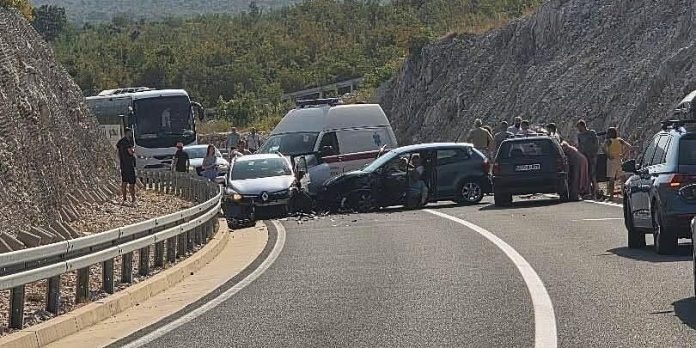 Sudar tri vozila na magistralnom putu Stolac - Neum, saobraćaj potpuno obustavljen