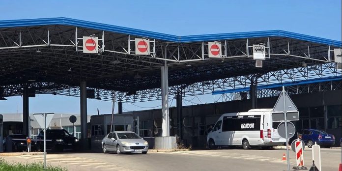 Granični policajac i policajka se potukli na prijelazu u Karakaju: Putnici ih razdvajali, on bio pijan