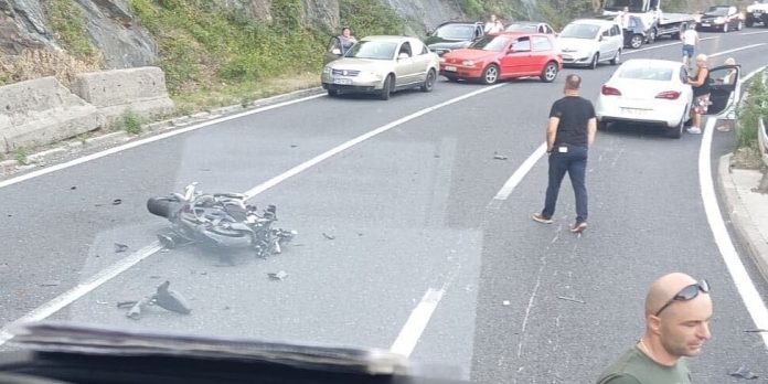 Zbog saobraćajne nesreće potpuno obustavljen saobraćaj na Bradini