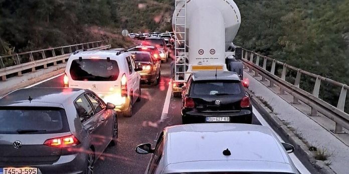 Motociklista zadobio povrede nakon nesreće na Bradini, saobraćaj normalizovan