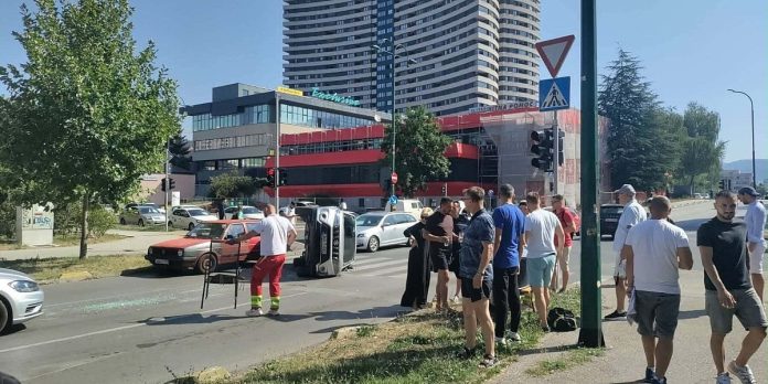 Sarajevo: Vozilo se prevrnulo u sudaru na Dolac Malti, jedna osoba povrijeđena