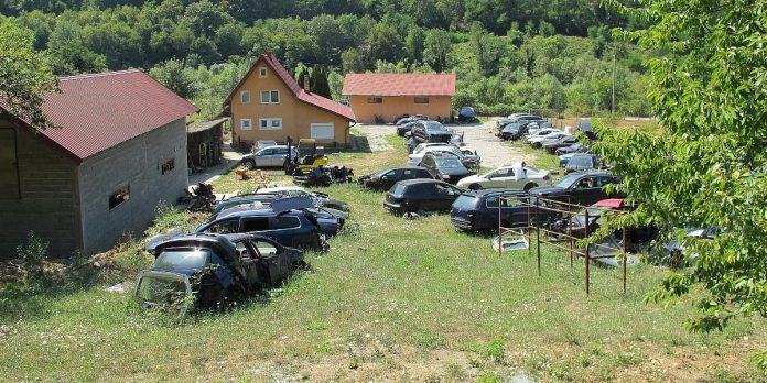 Velika akcija Granične policije: U Foči zaplijenjeno 11 vozila iz Velike Britanije, uhapšen krijumčar