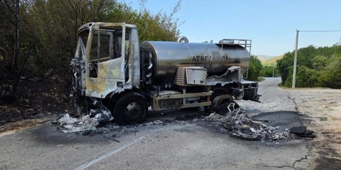 Mostar: Motocikl potpuno izgorio nakon sudara s vatrogasnim vozilom, vozač povrijeđen