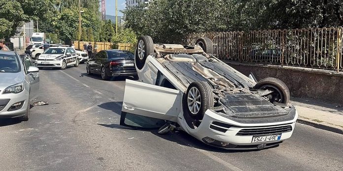 Teška nesreća u Sarajevu: Vozilo završilo na krovu u Drinskoj ulici, jedna osoba povrijeđena