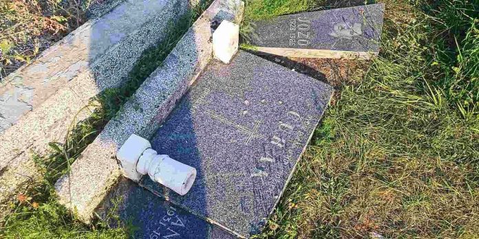 Oskrnavljeno više spomenika na katoličkom groblju kod Travnika, policija uhapsila osumnjičenog