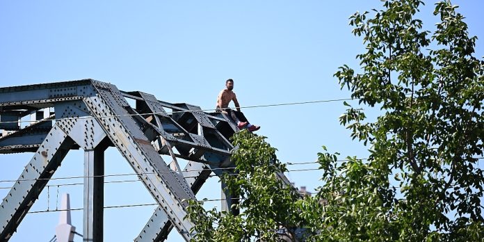 Muškarac se popeo na željeznički most u Zenici i prijetio samoubistvom, spašen je pa prevezen u bolnicu