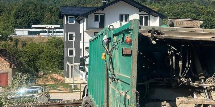 Novi detalji o nesreći u Semizovcu: Vozač auta uhapšen, udario u vozilo preduzeća Rad i prouzrokovao ogromnu štetu